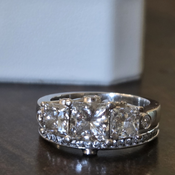 Elegant White Gold Princess Cut Diamond Ring - Picture 7 of 8